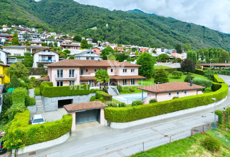 Zu verkaufen in Lugano-Manno elegante Villa mit Pool, grossem Garten & Dependance, auch ideal als Zweitwohnsitz (1)