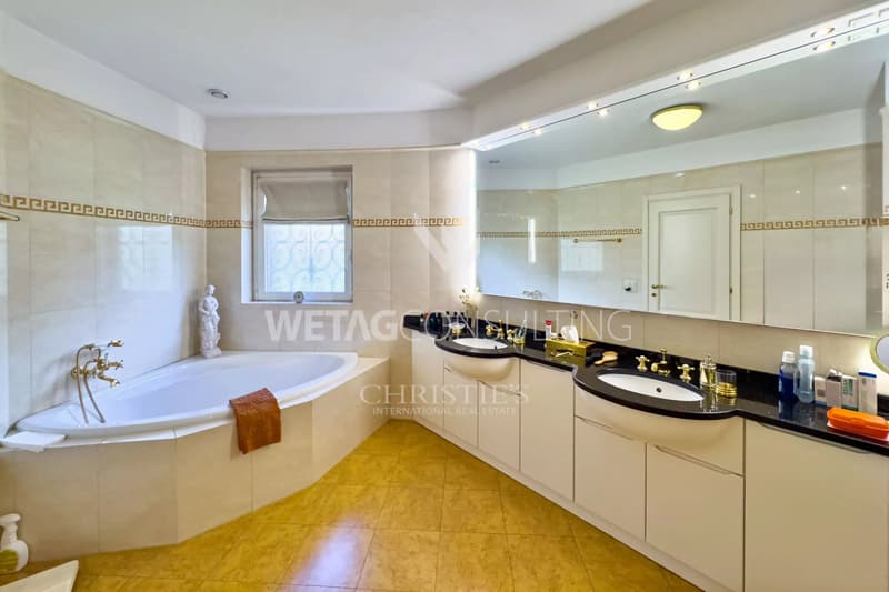 Zu verkaufen in Lugano-Manno elegante Villa mit Pool, grossem Garten & Dependance, auch ideal als Zweitwohnsitz (9)