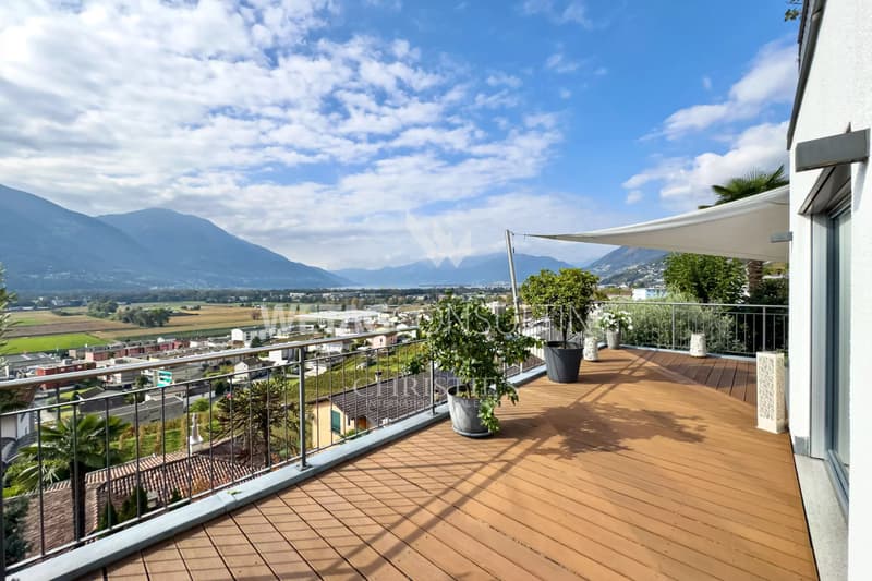 Villa moderna con ampie terrazze, vista panoramica & giardino in vendita a Gordola (2)