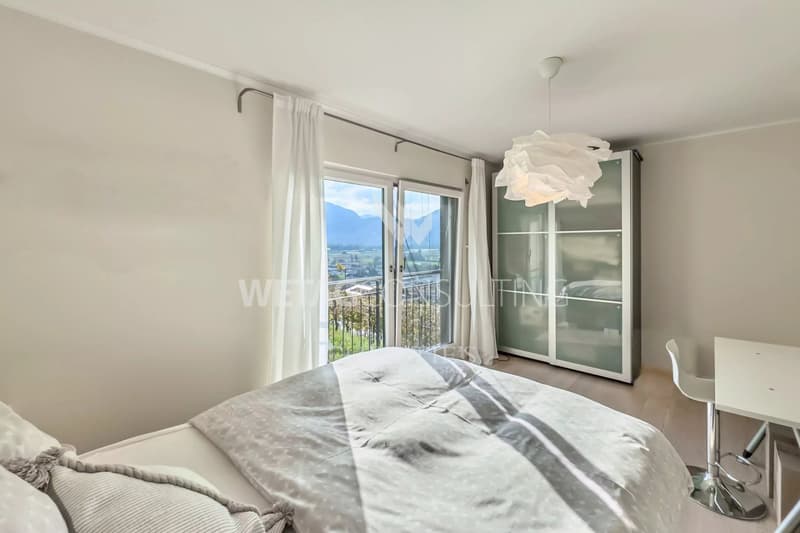 Villa moderna con ampie terrazze, vista panoramica & giardino in vendita a Gordola (5)