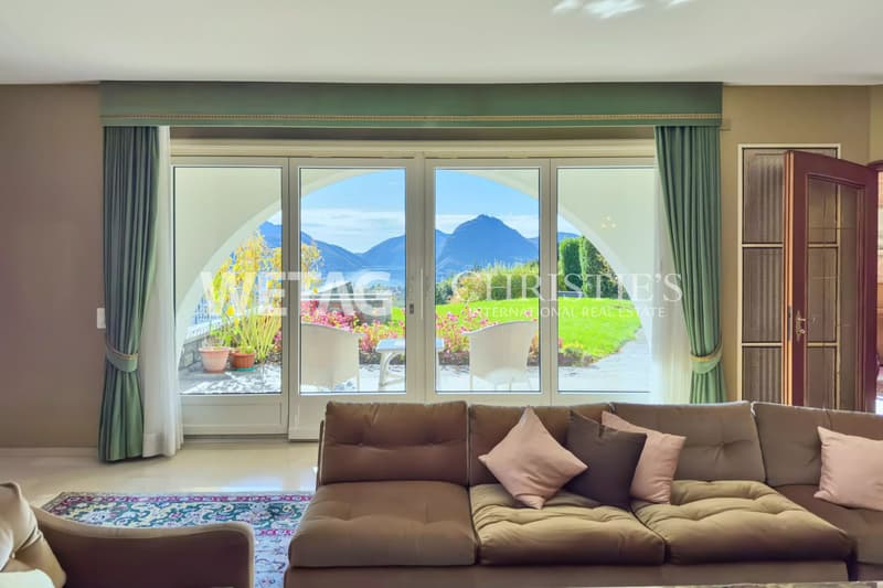 Villa rappresentativa in vendita a Lugano-Comano, con piscina esterna & vista magnifica sul lago di Lugano (1)
