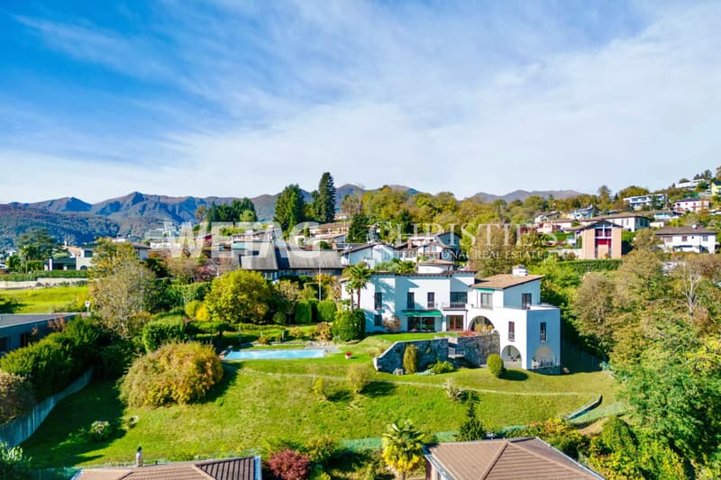 Villa rappresentativa in vendita a Lugano-Comano, con piscina esterna & vista magnifica sul lago di Lugano (2)