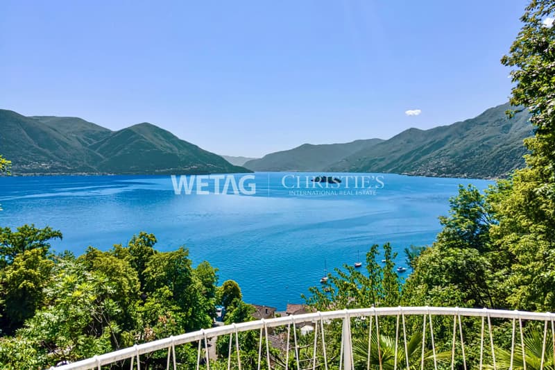 Villa da ristrutturare in posizione spettacolare con vista panoramica sul lago ad Ascona in vendita (1)