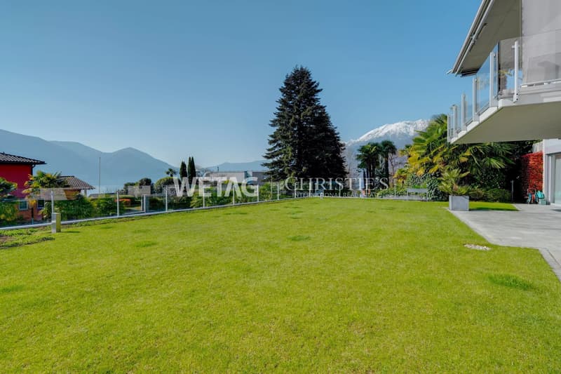 Appartamento duplex di lusso con giardino privato & vista mozzafiato in vendita ad Ascona (12)