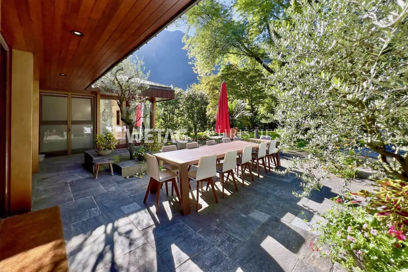 Prestigious villa surrounded by lush greenery with a spacious garden in Grono for sale (8)