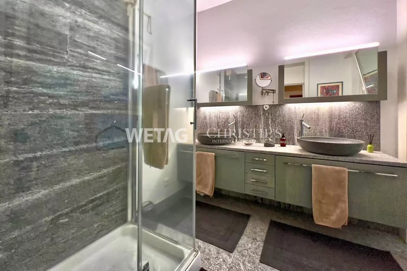 Prestigious villa surrounded by lush greenery with a spacious garden in Grono for sale (9)