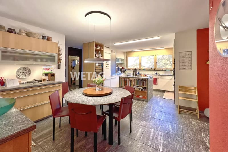 Prestigious villa surrounded by lush greenery with a spacious garden in Grono for sale (5)