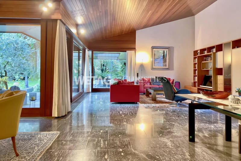 Prestigious villa surrounded by lush greenery with a spacious garden in Grono for sale (3)