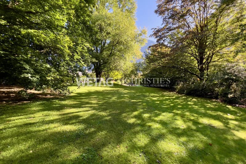 Prestigious villa surrounded by lush greenery with a spacious garden in Grono for sale (12)