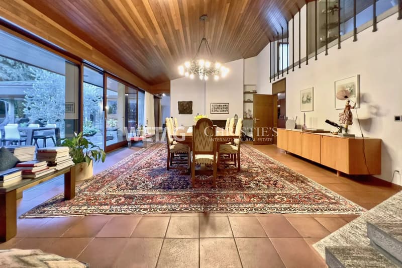 Prestigious villa surrounded by lush greenery with a spacious garden in Grono for sale (4)