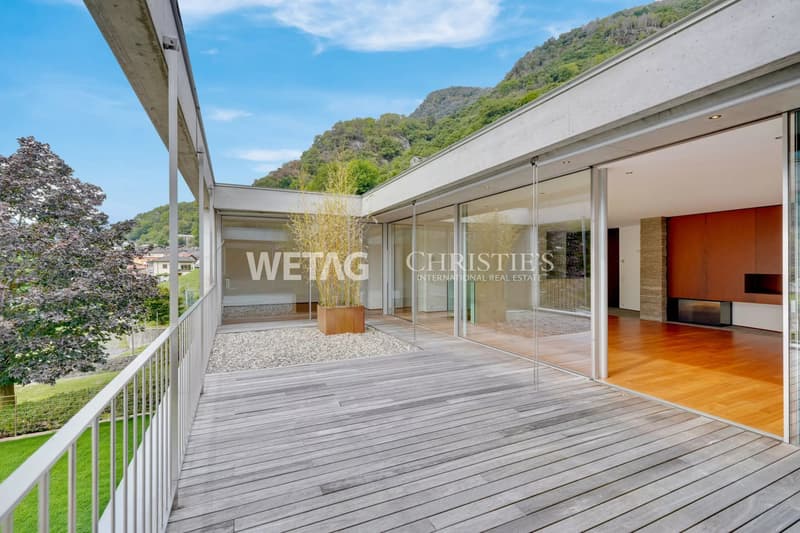 Moderne Villa mit grosszügigen Terrassen & Garten zum Verkauf in Bironico (2)