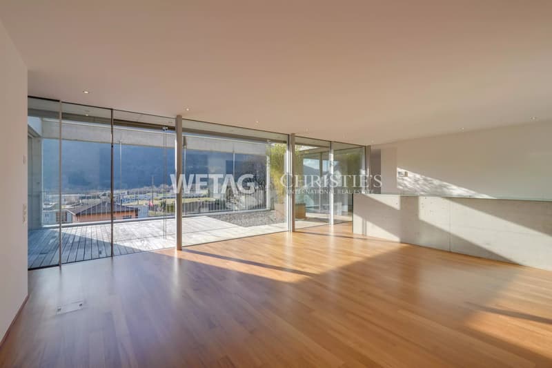 Villa moderne avec terrasses spacieuses & jardin à vendre à Bironico (2)