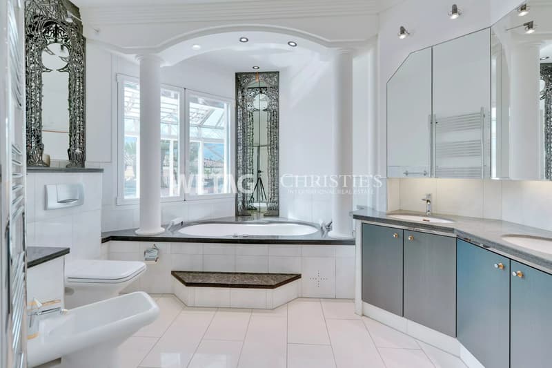 Muralto: Modern, bright apartment with large terrace & elegant glass architecture for sale (8)