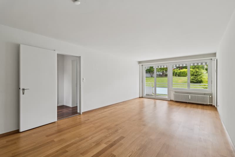 Wohnzimmer_mit_Blick_auf_Balkon.jpg