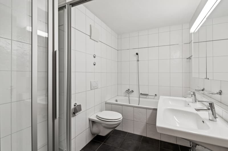 Badezimmer_mit_Badewanne_und_Dusche.jpg