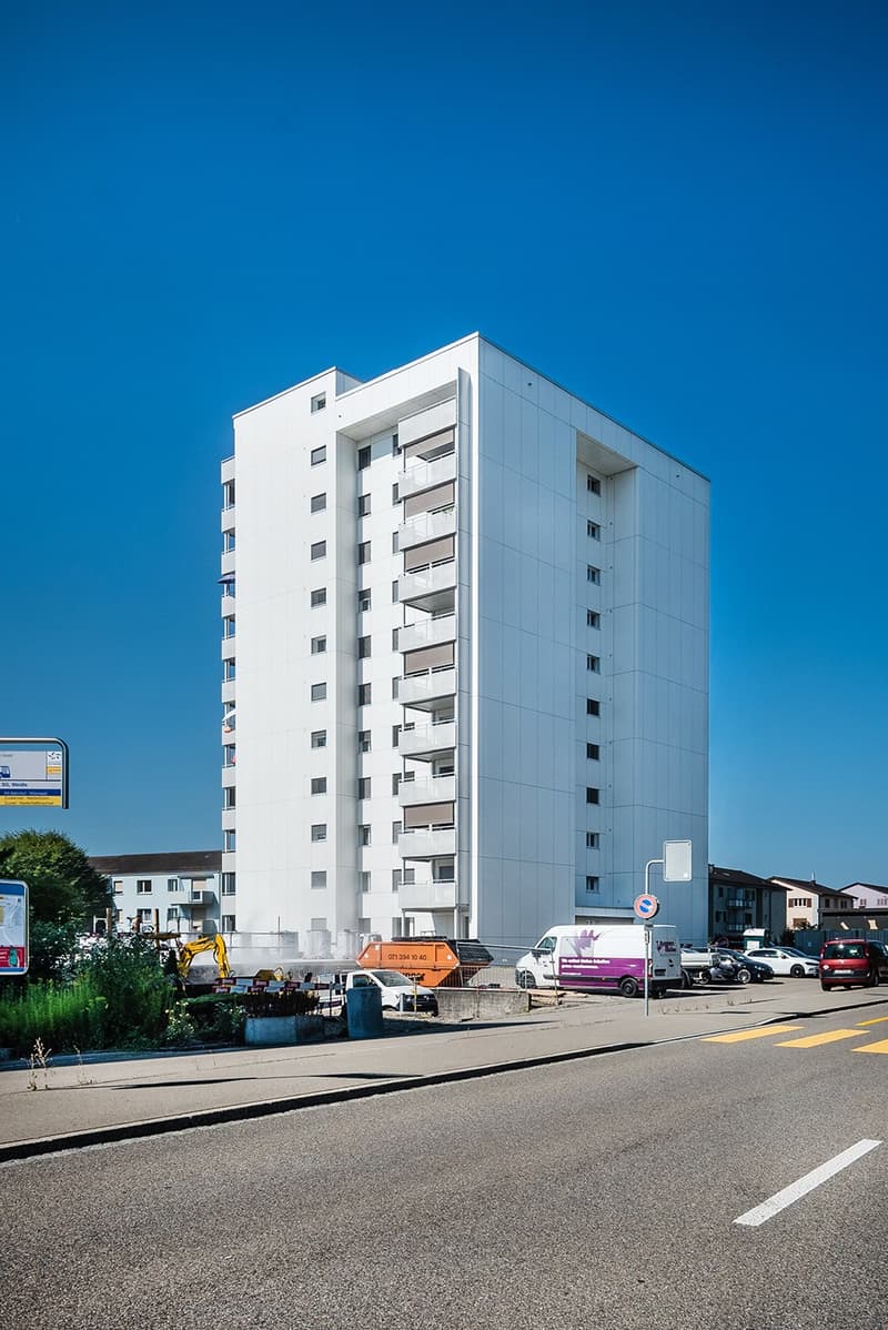 totalsanierte 3.5 Zimmer-Attikawohnung - exklusive Aussicht im 11. OG (1)