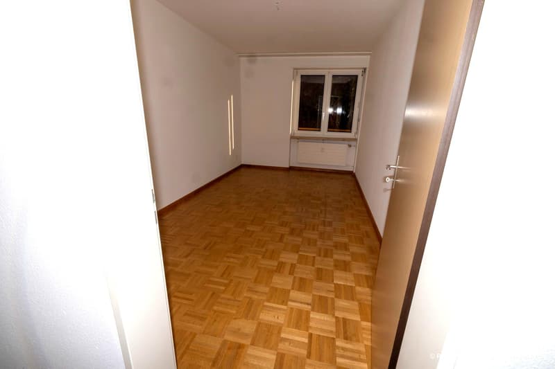 Appartamento luminoso di 4,5 locali con balcone in zona familiare (6)