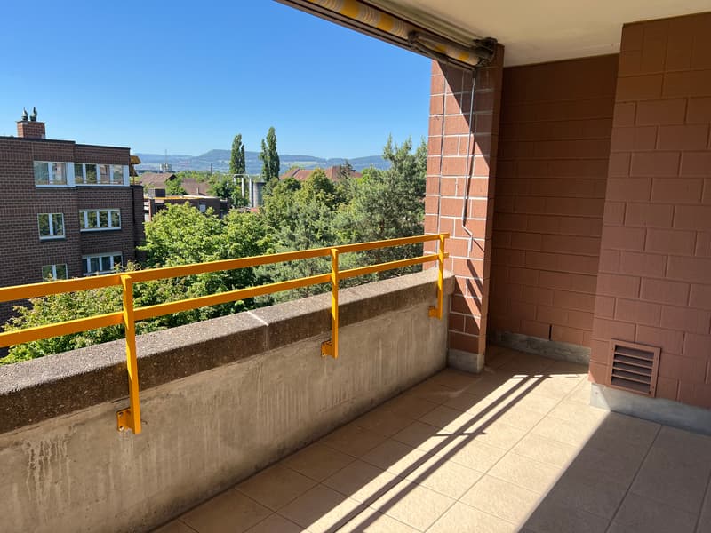 Bright 4.5-room apartment with balcony in family-friendly development (2)