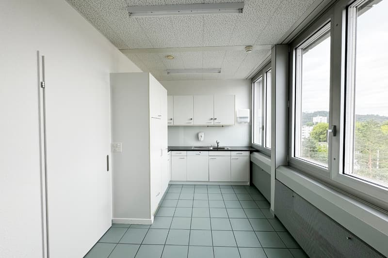 Spazio ufficio/commerciale moderno esteso sull'asse principale di Winterthur (13)