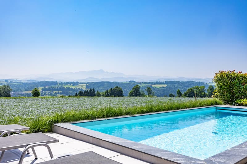 exklusives Einfamilienhaus mit Poolanlage an faszinierender Wohnlage mit Ausblick bis zum Säntis (1)