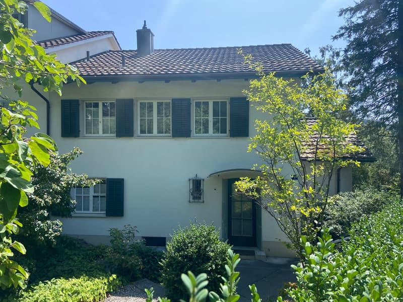 einseitig angebautes Einfamilienhaus mit separatem Garagengebäude und parkähnlicher Gartenanlage (6)