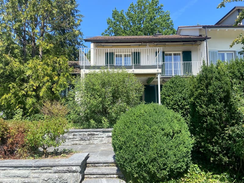einseitig angebautes Einfamilienhaus mit separatem Garagengebäude und parkähnlicher Gartenanlage (5)