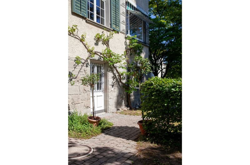 Stilvolle 2.5-Zimmer-Wohnung mit privatem Garten (4)