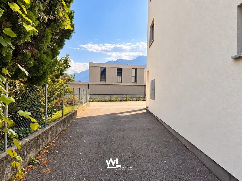 Casa plurifamiliare con due appartamenti, giardino e ampi spazi esterni (13)