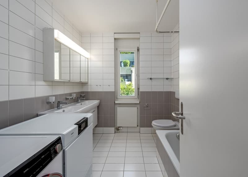 Badezimmer mit Badewanne und WC