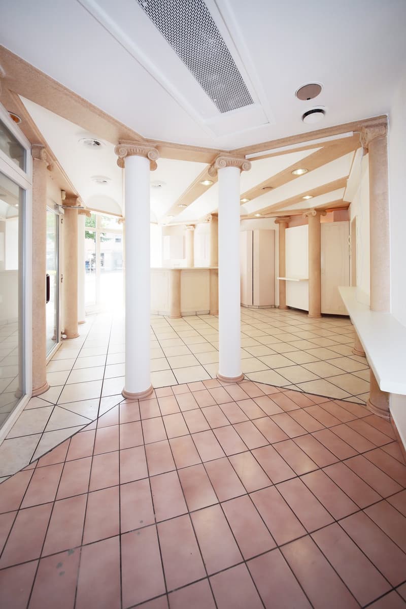 Shop premises, near Stauffacher (3)