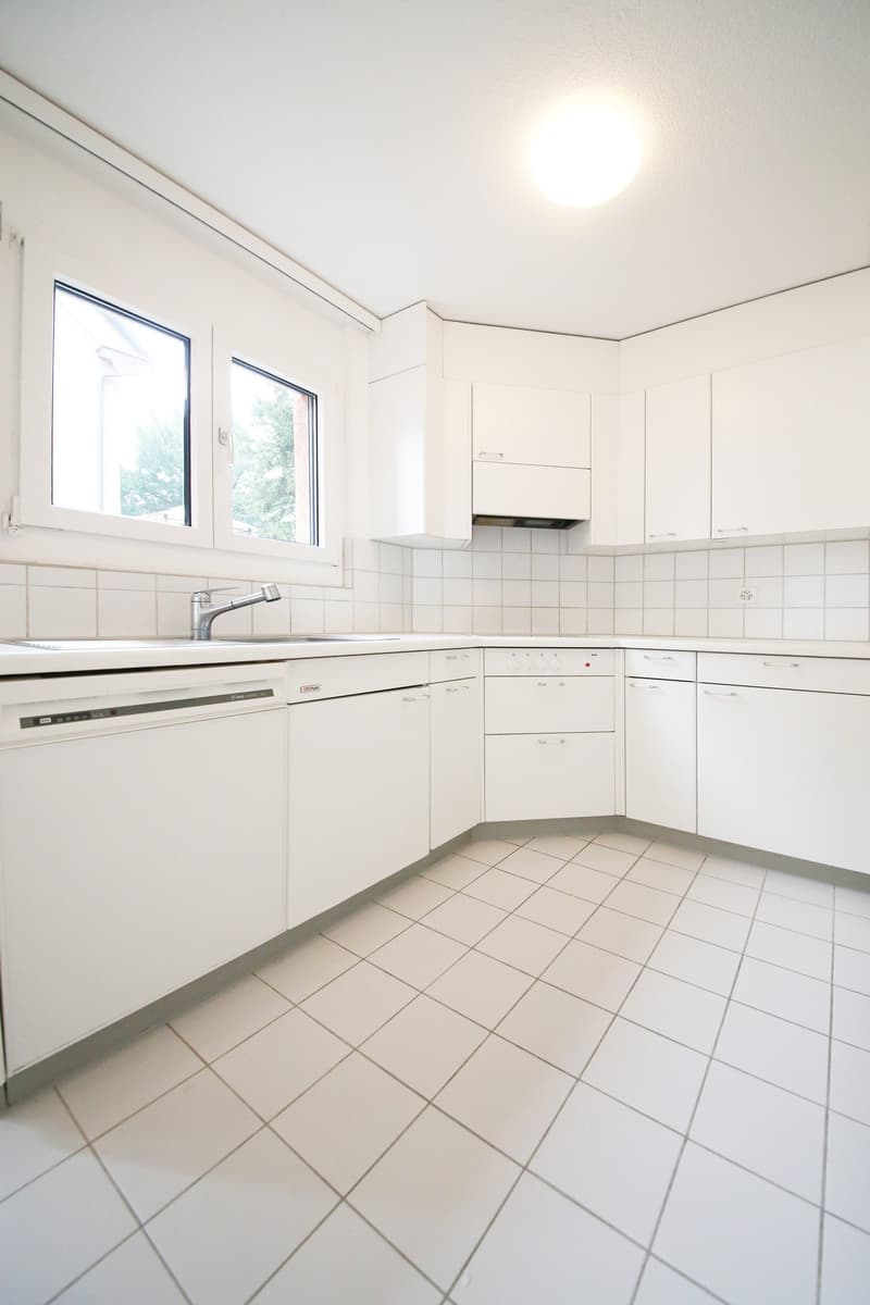 Well-maintained bright 2.5-room apartment with bay window and balcony, Seefeld (6)