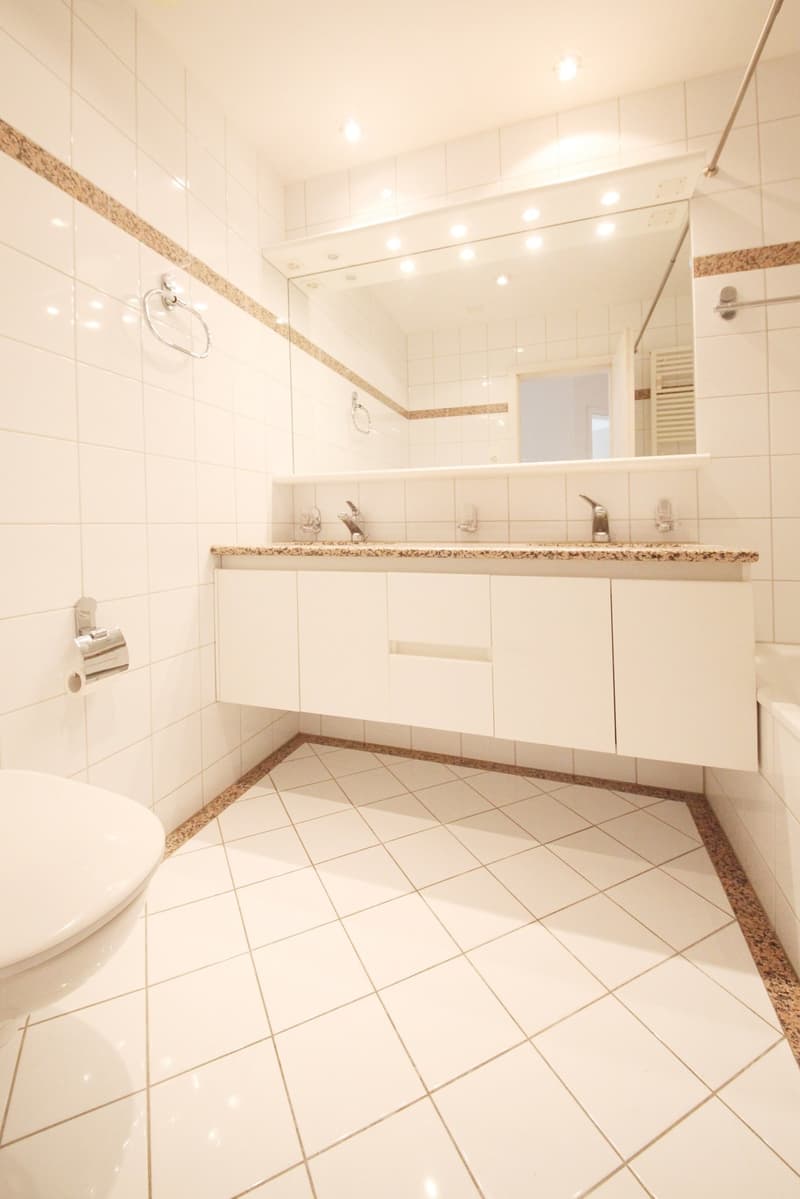 Top ausgebaute 2.5 ZW (80m2) mit Balkon und eig. Waschküche, Kreis 6 (7)