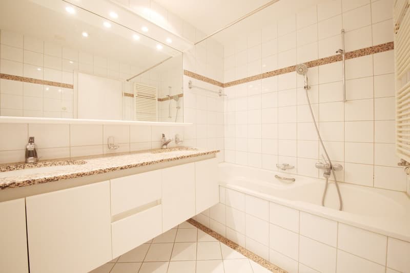 Top ausgebaute 2.5 ZW (80m2) mit Balkon und eig. Waschküche, Kreis 6 (8)