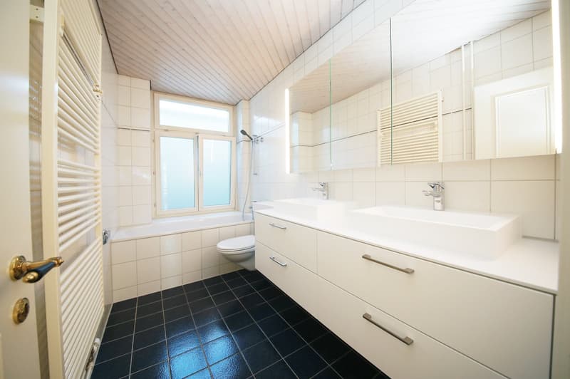 Grosse 5 Zimmer-Wohnung mit 3 Schlafzimmer, Balkon mit Blick auf Stadt und See (11)