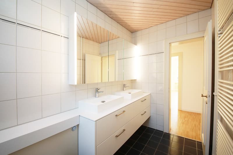 Grosse 5 Zimmer-Wohnung mit 3 Schlafzimmer, Balkon mit Blick auf Stadt und See (12)
