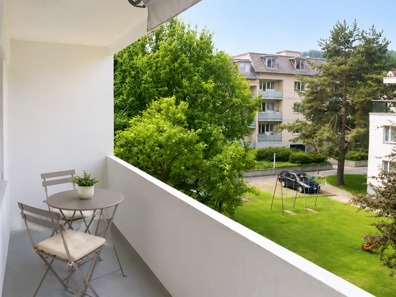 Appartement de 3,5 pièces aux lignes classiques des années 1960 avec un salon spacieux (1)