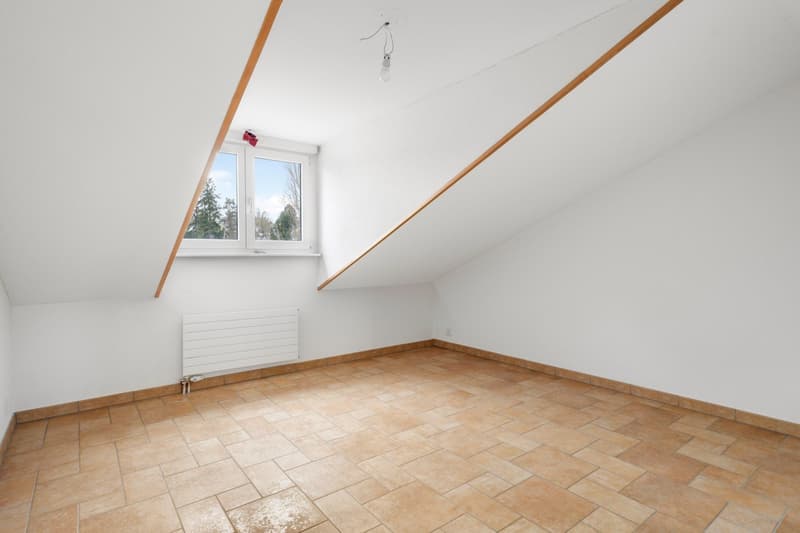 empty room, white walls, brown tiles, small window, radiator