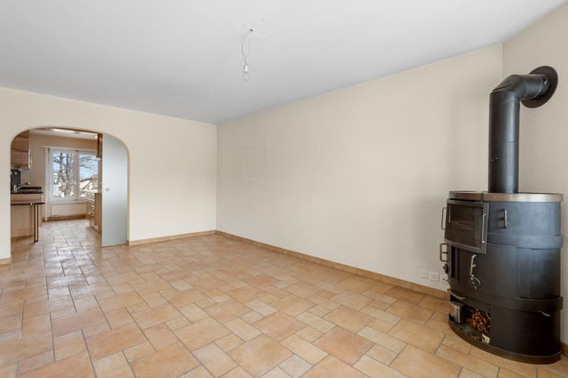 empty room, fireplace, tiled floor, white walls, arched doorway