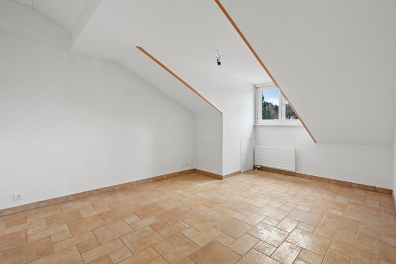 empty room, white walls, wooden floor, small window, power outlet, radiator