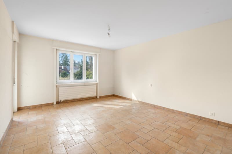 empty room, white walls, brown tiles, window, radiator