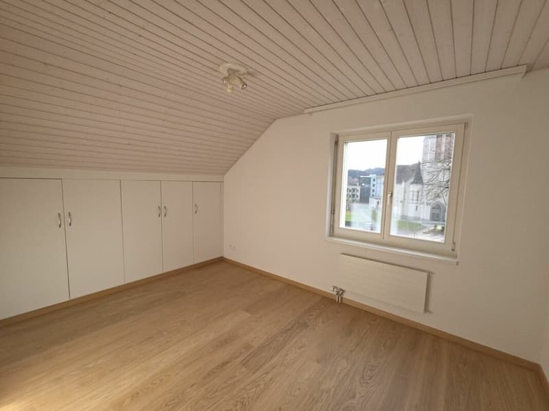 Zu verkaufen an der Haushaldenstrasse 2a in 8374 Dussnang; grosse 5½ Zi.-Dachwohnung, an ruhiger, sonniger Lage /nur 2 Gehminute bis ÖV ! (12)