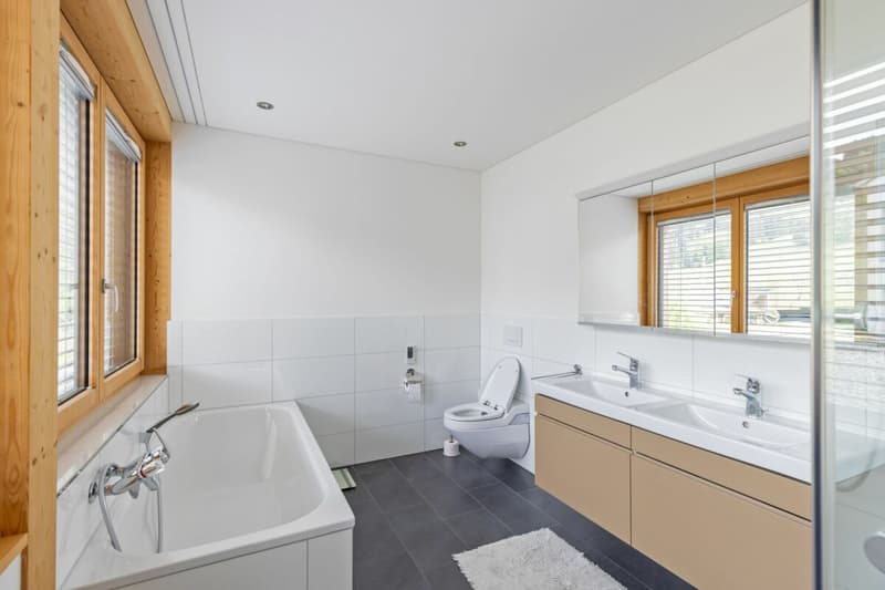 Zu verkaufen grosse, helle 4.5 Zi.-Wohnung 9055 Bühler bei Teufen. Mit Weitsicht ins Grüne und nur 2 Gehminuten bis ÖV ! (8)