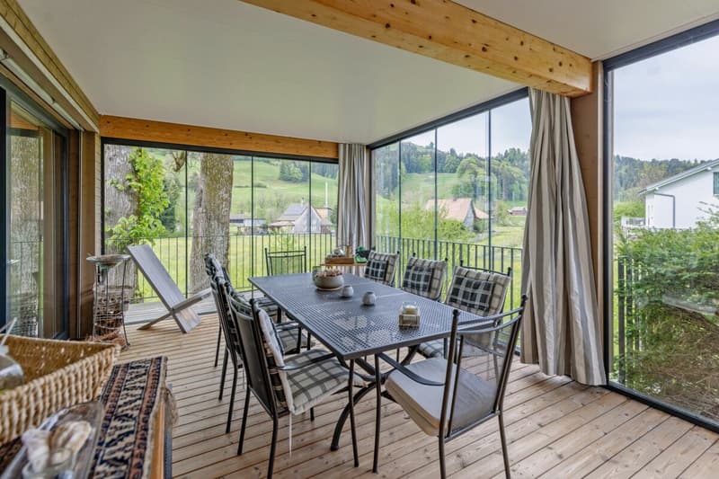 Zu verkaufen grosszügiges Terrassenhaus, 4.5 Zimmer, Länge 35 Meter. Am Bleicheliweg 2, 9055 Bühler bei Teufen, mit Weitsicht auf Wiese und Wald. Nur 2 Gehminuten bis Bahnhof ! (13)