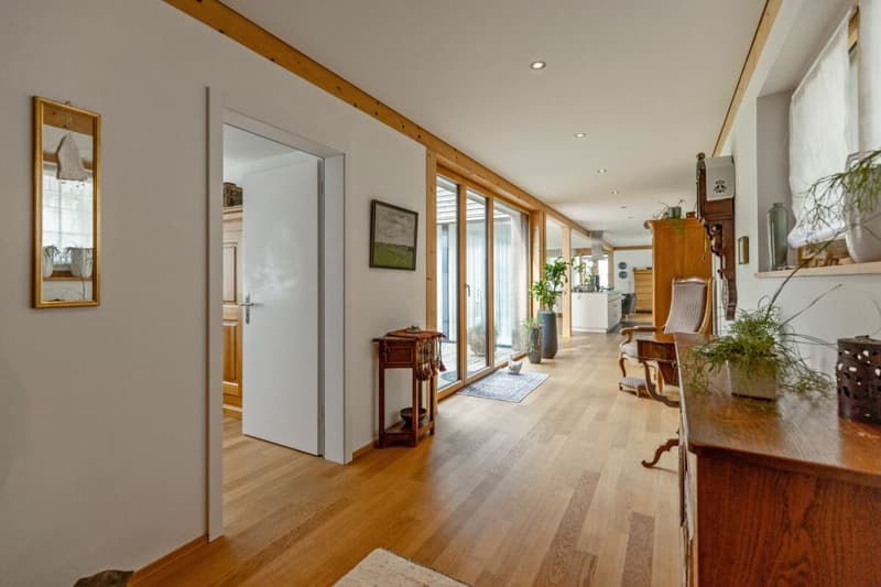 Zu verkaufen grosszügiges Terrassenhaus, 4.5 Zimmer, Länge 35 Meter. Am Bleicheliweg 2, 9055 Bühler bei Teufen, mit Weitsicht auf Wiese und Wald. Nur 2 Gehminuten bis Bahnhof ! (11)