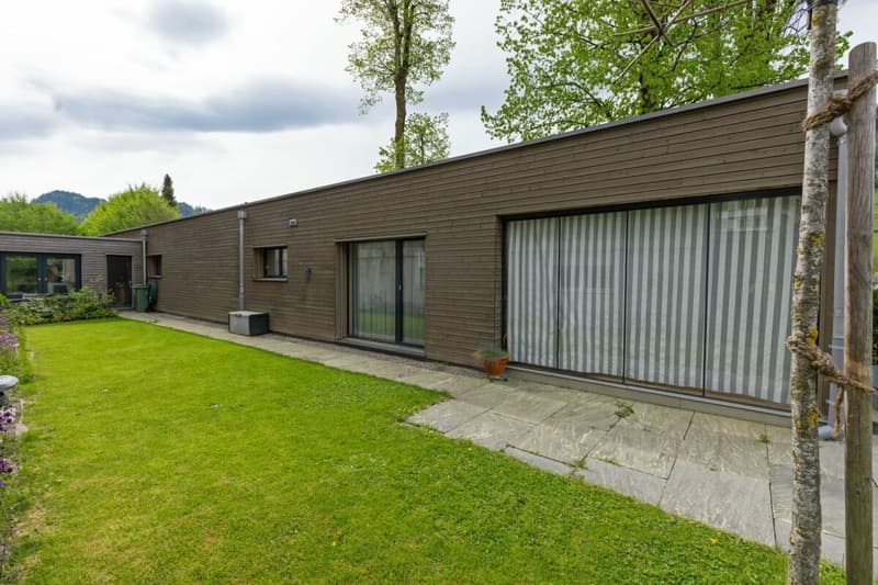 Zu verkaufen grosszügiges Terrassenhaus, 4.5 Zimmer, Länge 35 Meter. Am Bleicheliweg 2, 9055 Bühler bei Teufen, mit Weitsicht auf Wiese und Wald. Nur 2 Gehminuten bis Bahnhof ! (16)