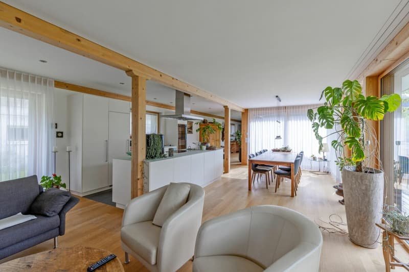 Zu verkaufen grosszügiges Terrassenhaus, 4.5 Zimmer, Länge 35 Meter. Am Bleicheliweg 2, 9055 Bühler bei Teufen, mit Weitsicht auf Wiese und Wald. Nur 2 Gehminuten bis Bahnhof ! (6)