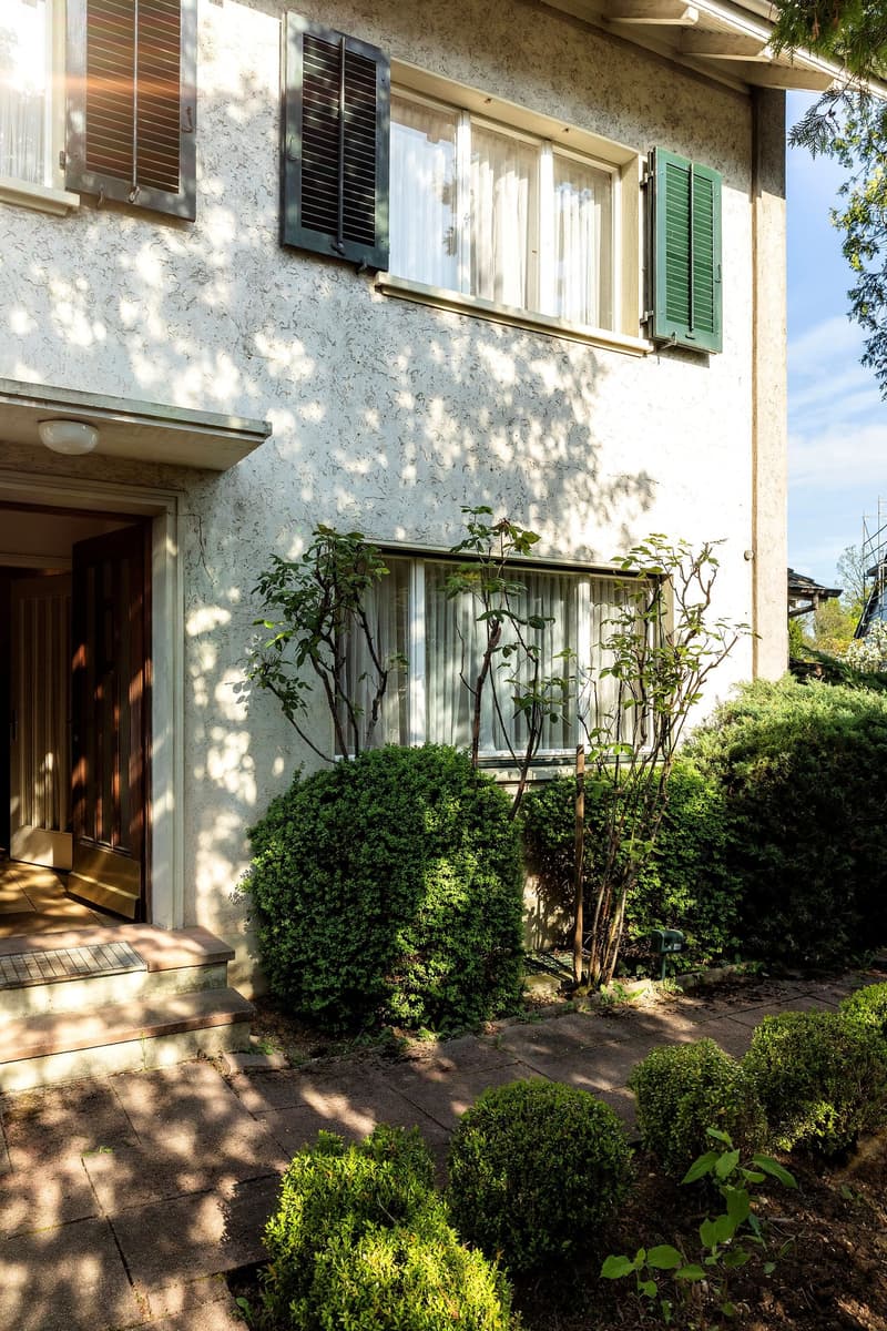 Large single-family house with double garage on Bruderholz (1)