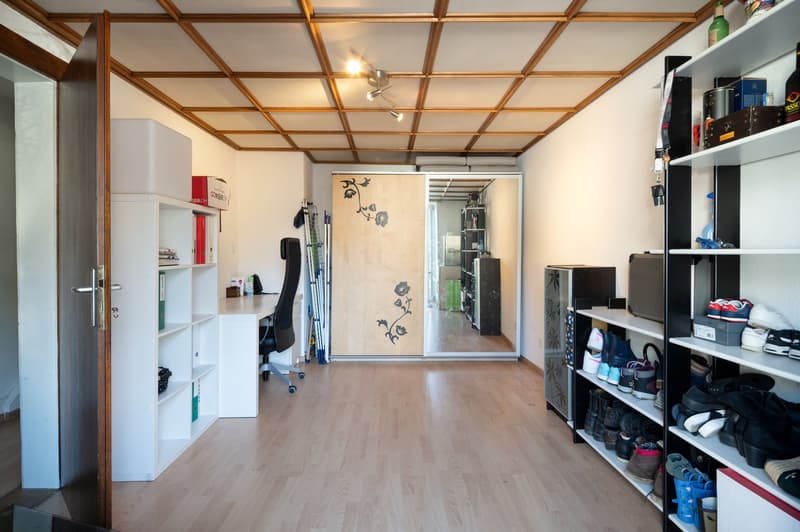 Corner single-family house with commercial space, garage box, and seating area (10)