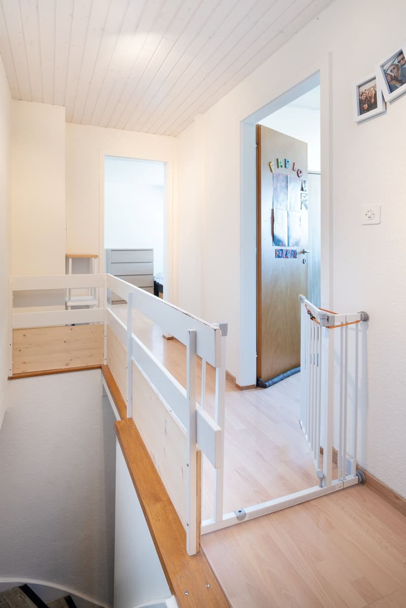 Corner single-family house with commercial space, garage box, and seating area (7)