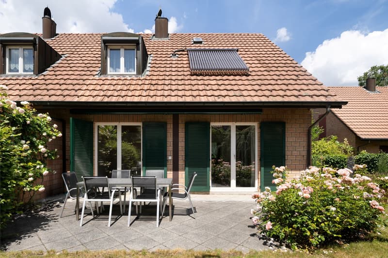 Single-family house with garden and garage box (1)